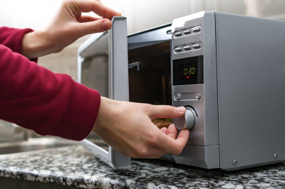 Dapatkah Microwave Menyebabkan Radiasi yang Berbahaya bagi Kesehatan?